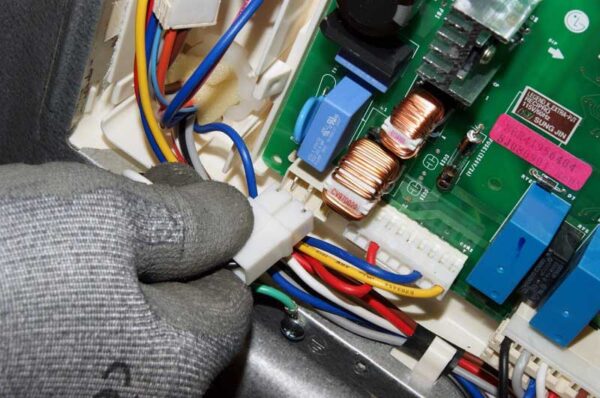 تعمیر برد فرمان کولرگازی اینورتر 09121507825