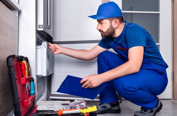 رفع مشکل داغ شدن بدنه یخچال 09121507825